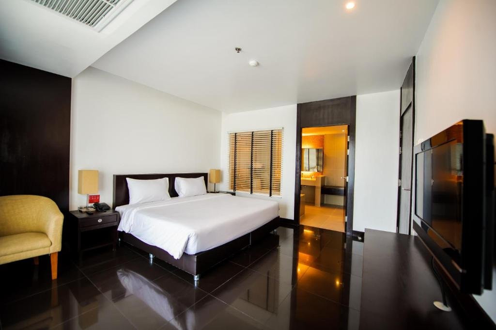 Deluxe City View Corner Room