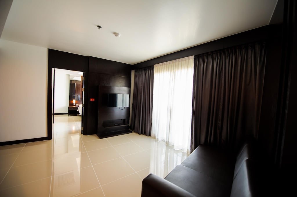 Deluxe City View Corner Room