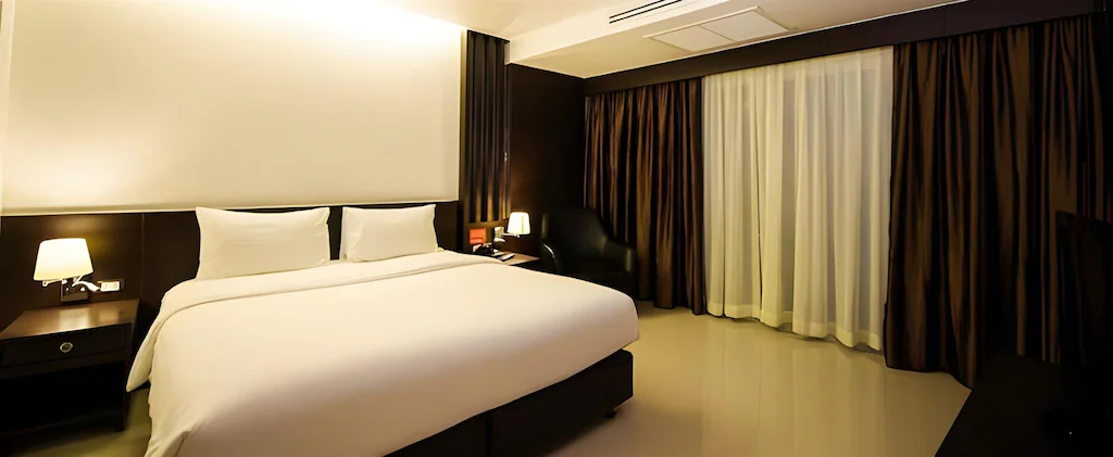 Deluxe City View Corner Room