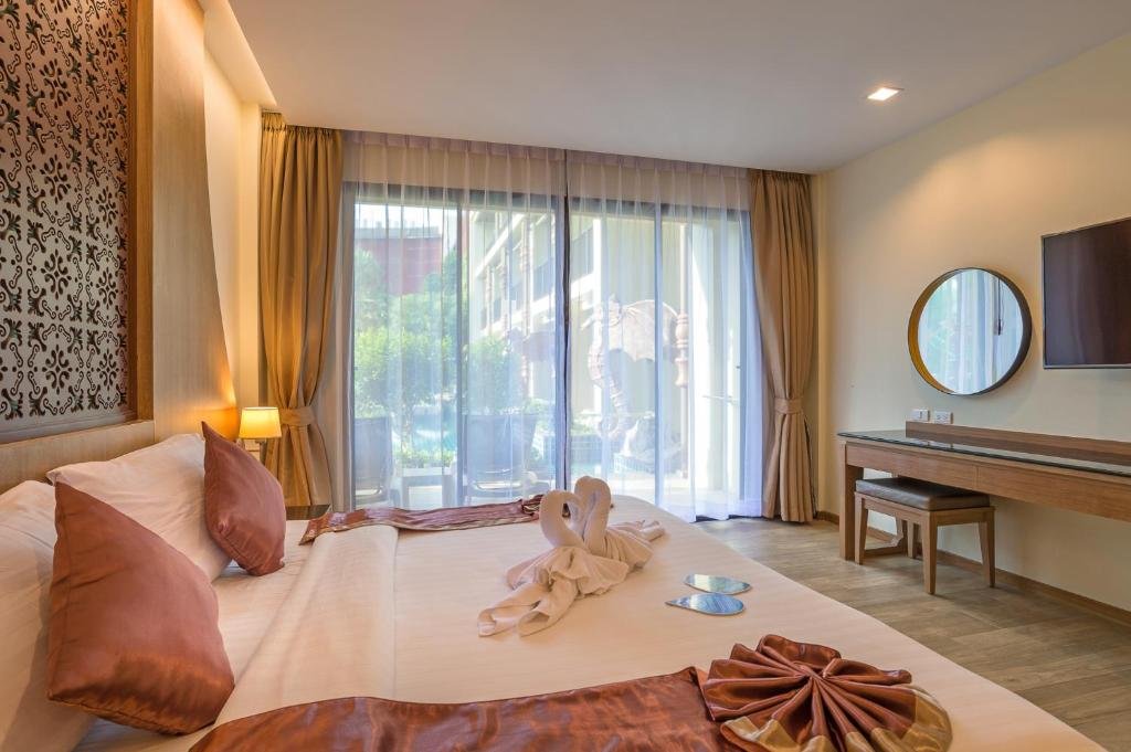 Grand Deluxe Pool Access