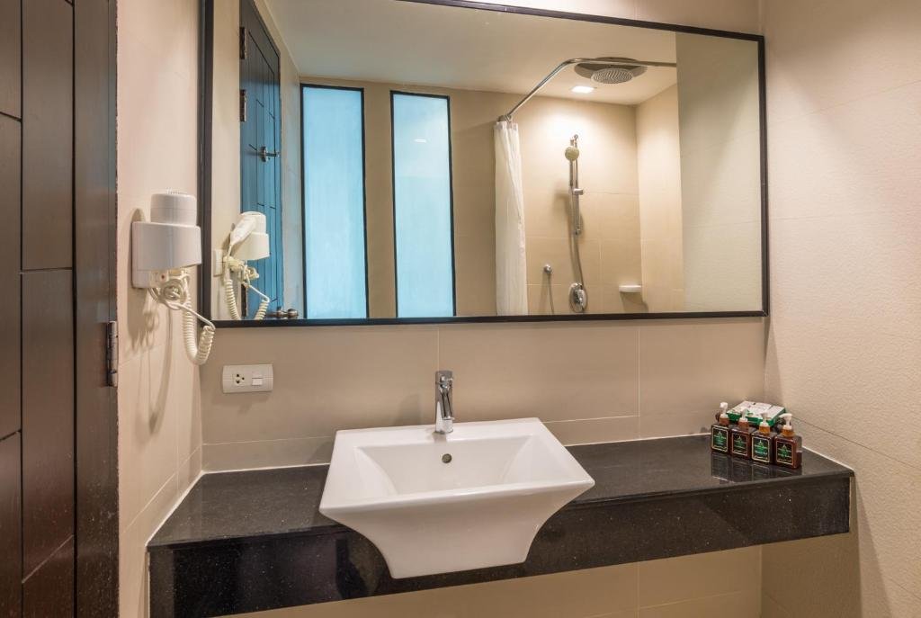 Grand Deluxe Pool Access