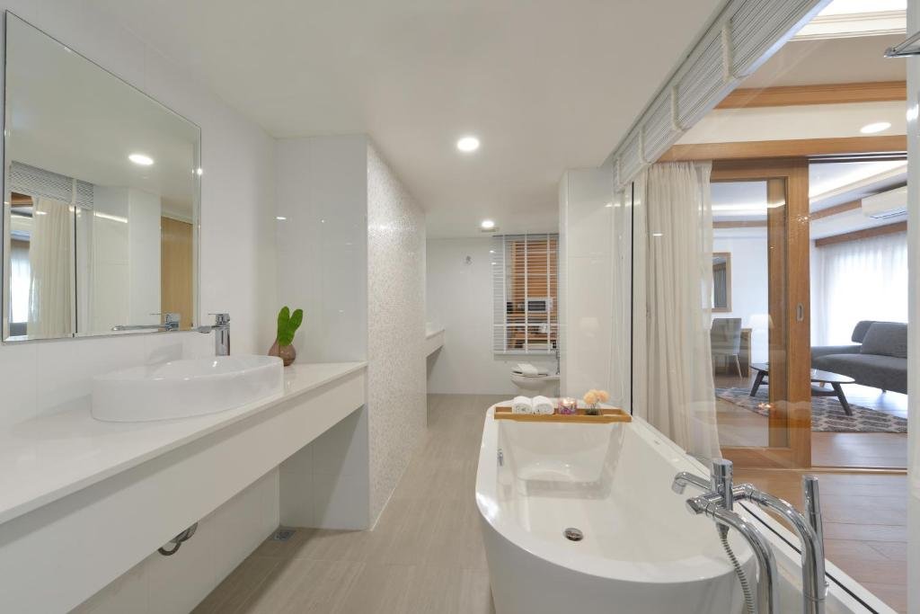 1 Bed Room Suite with Living area