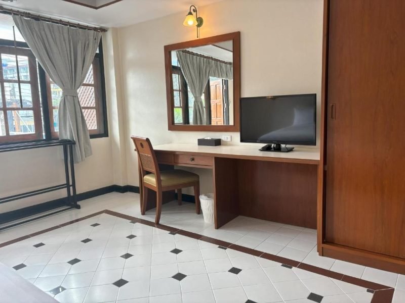 One-Bedroom Apartment with Balcony