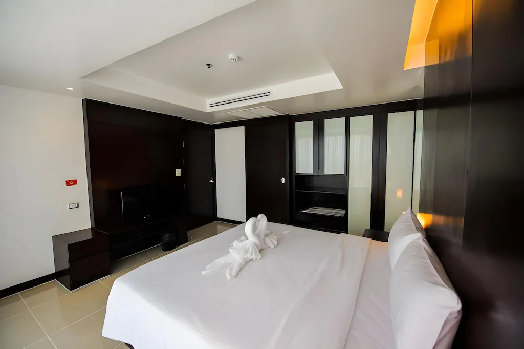 Deluxe City View Corner Room