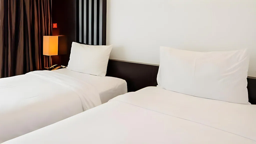 Deluxe City View Corner Room