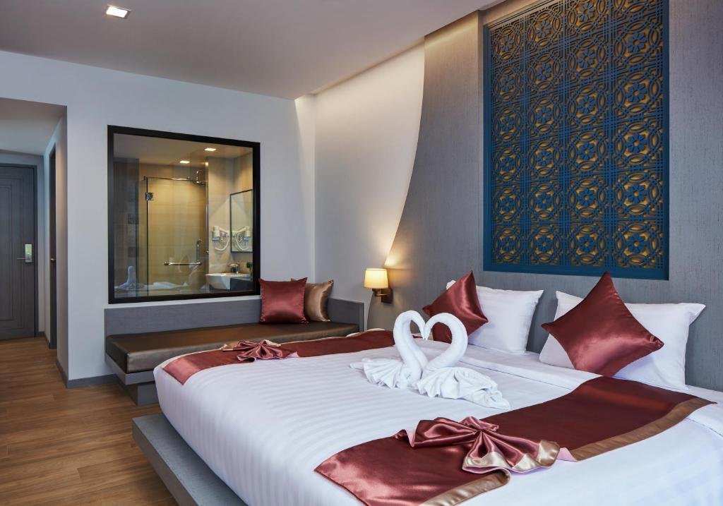 Grand Deluxe Pool Access