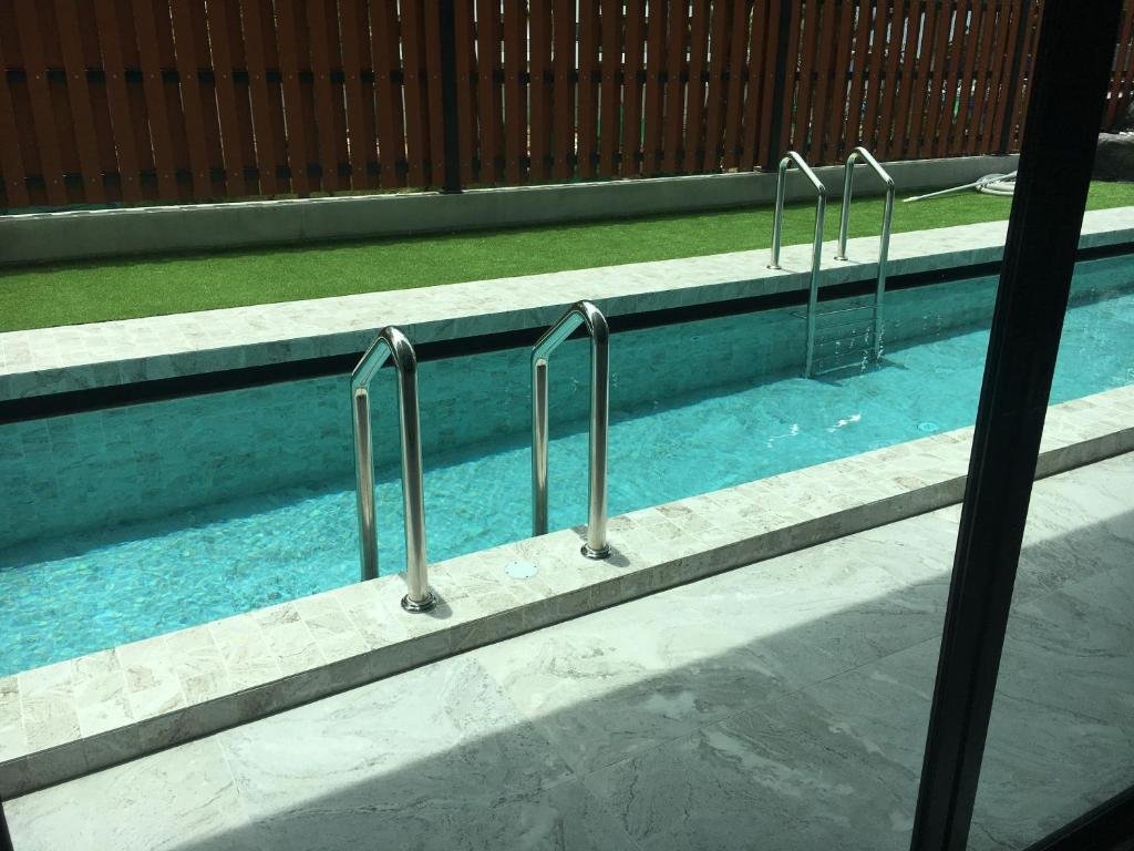 Deluxe Double or Twin Room with Pool Access