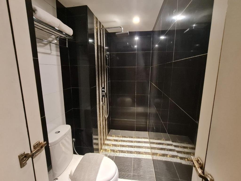 Superior Queen with No Window (non-smoking) – Main Wing