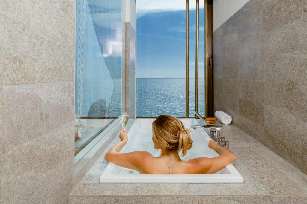 Superior Twin (City View/Sea View)