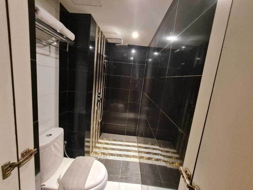 Deluxe Queen (non-smoking) – Main Wing