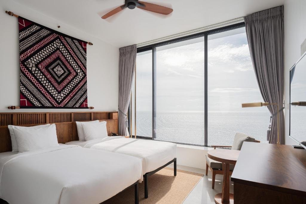 Standard Twin (Sea view/City view)