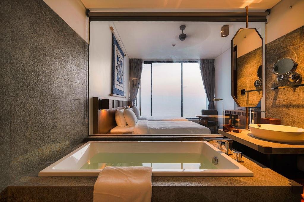 Standard Twin (Sea view/City view)