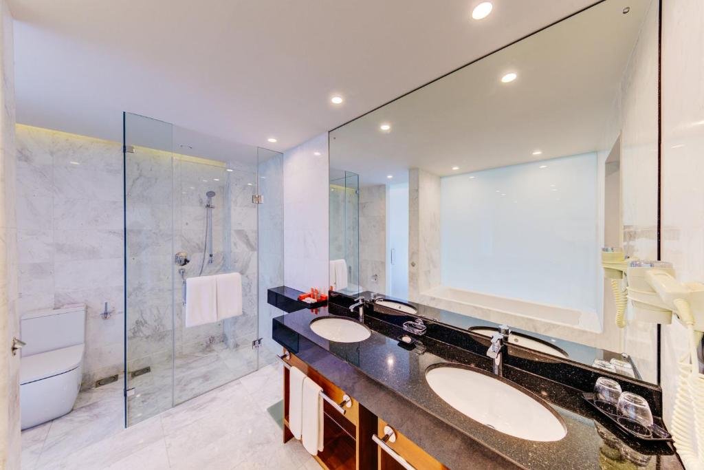 Suite with Lake View