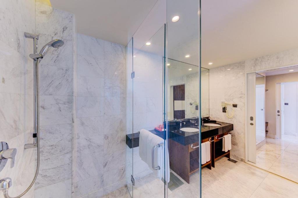 Suite with Lake View