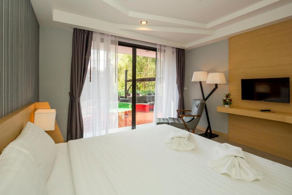 Deluxe Room With Pool Access