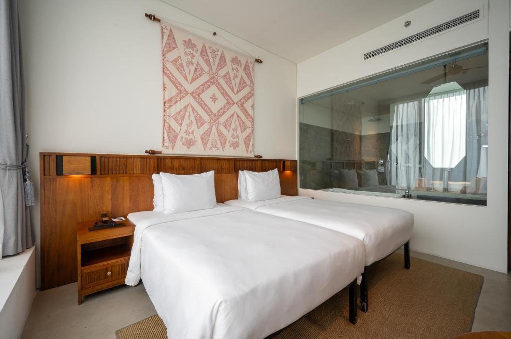 Standard Twin (Sea view/City view)