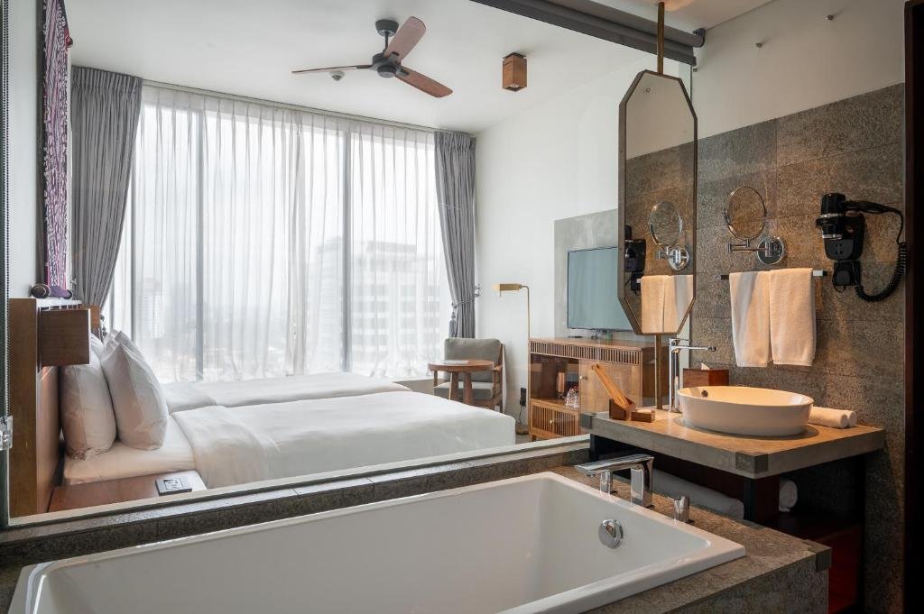 Standard Twin (Sea view/City view)