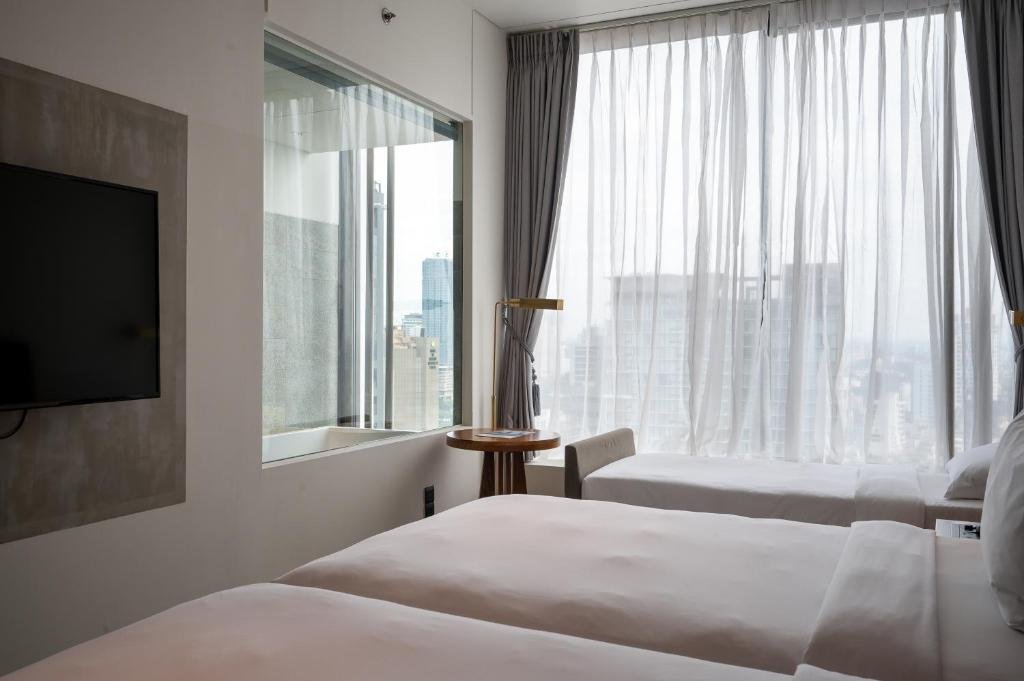 Superior Twin (City View/Sea View)