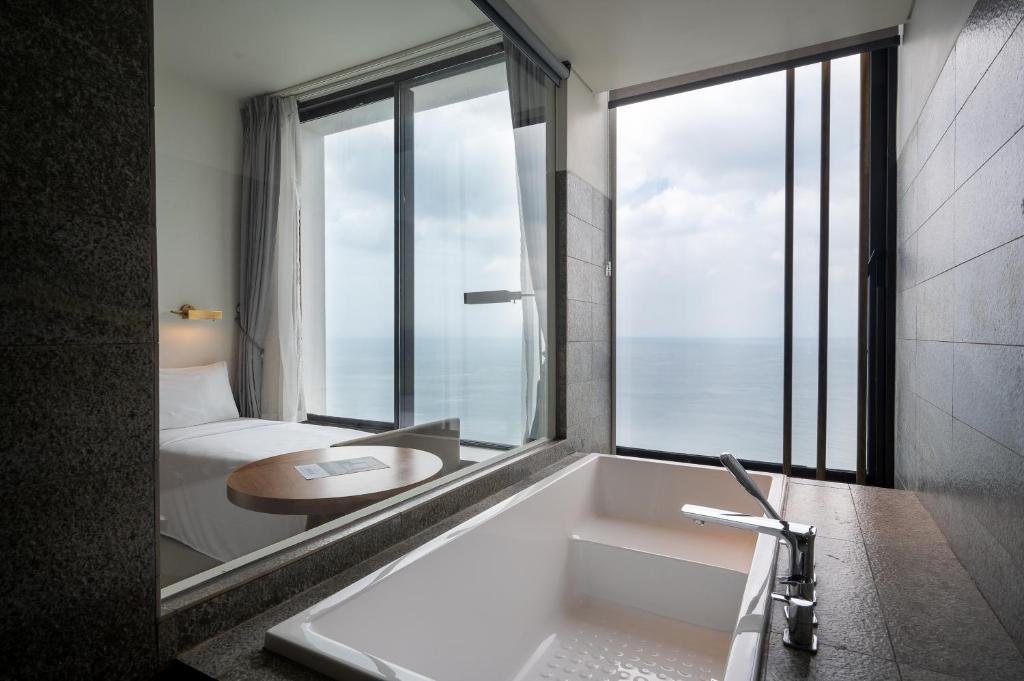 Superior Twin (City View/Sea View)