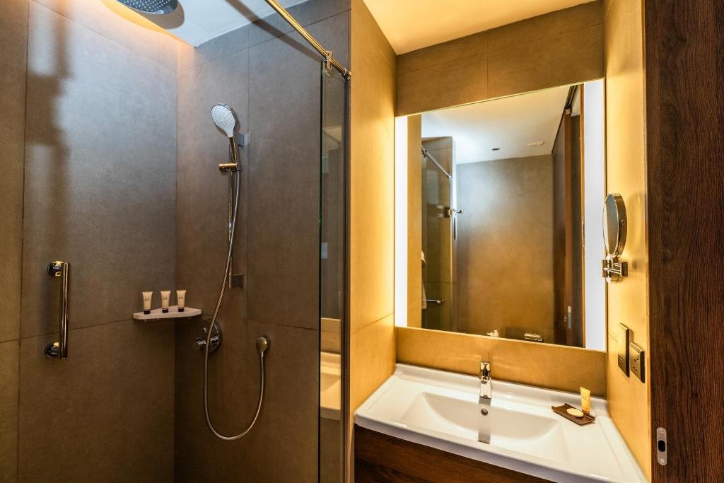 Deluxe Double with Partial Sea View