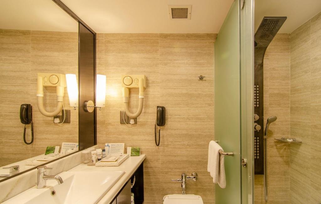 Deluxe King or Twin Room